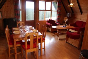 Ferienhaus, 2 Schlafzimmer | Wohnbereich | Flachbildfernseher