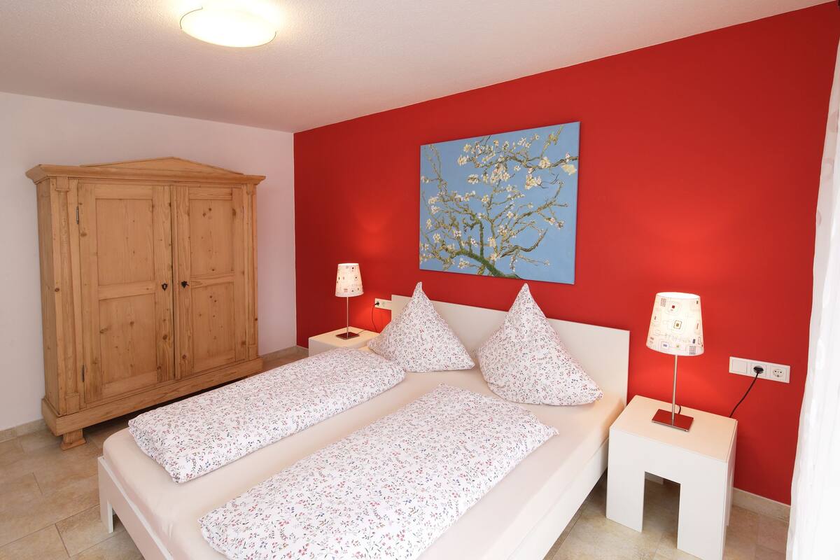 House (2) | Premium bedding, soundproofing, free cots/infant beds, free WiFi