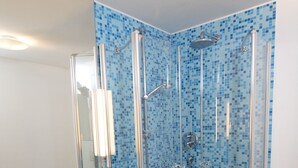 House (2) | Bathroom | Shower, rainfall showerhead, hair dryer, towels - Haus Luna Apartments (Schwangau)