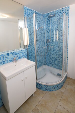 Rumah (2) | Kamar mandi | Shower, pancuran hujan, pengering rambut, dan handuk