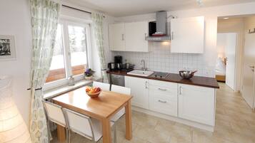 House (2) | Private kitchenette | Full-sized fridge, microwave, stovetop, dishwasher