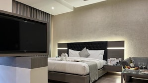 Habitación Club | Minibar, caja fuerte, escritorio y espacio para trabajar con un portátil
