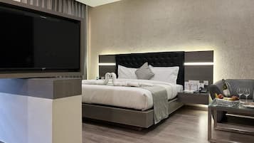 Club Room | 1 bedroom, minibar, in-room safe, desk