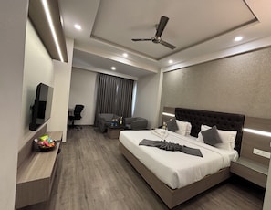 Minibar, in-room safe, desk, laptop workspace - Hotel Residency (Jalandhar)