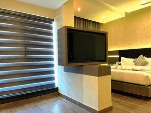 Minibar, caja de seguridad en la habitación y escritorio 