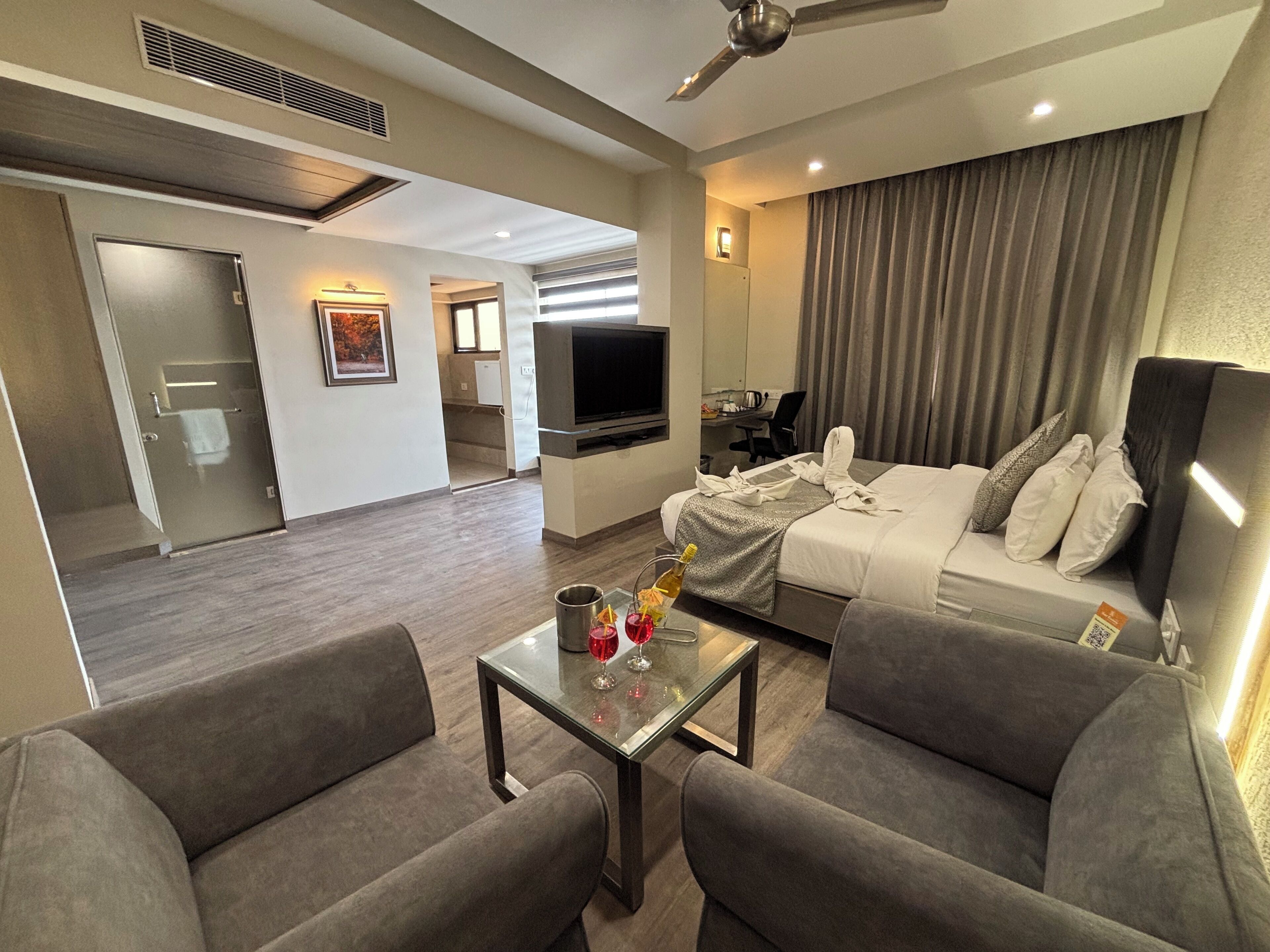 Club Room | Minibar, in-room safe, desk, laptop workspace