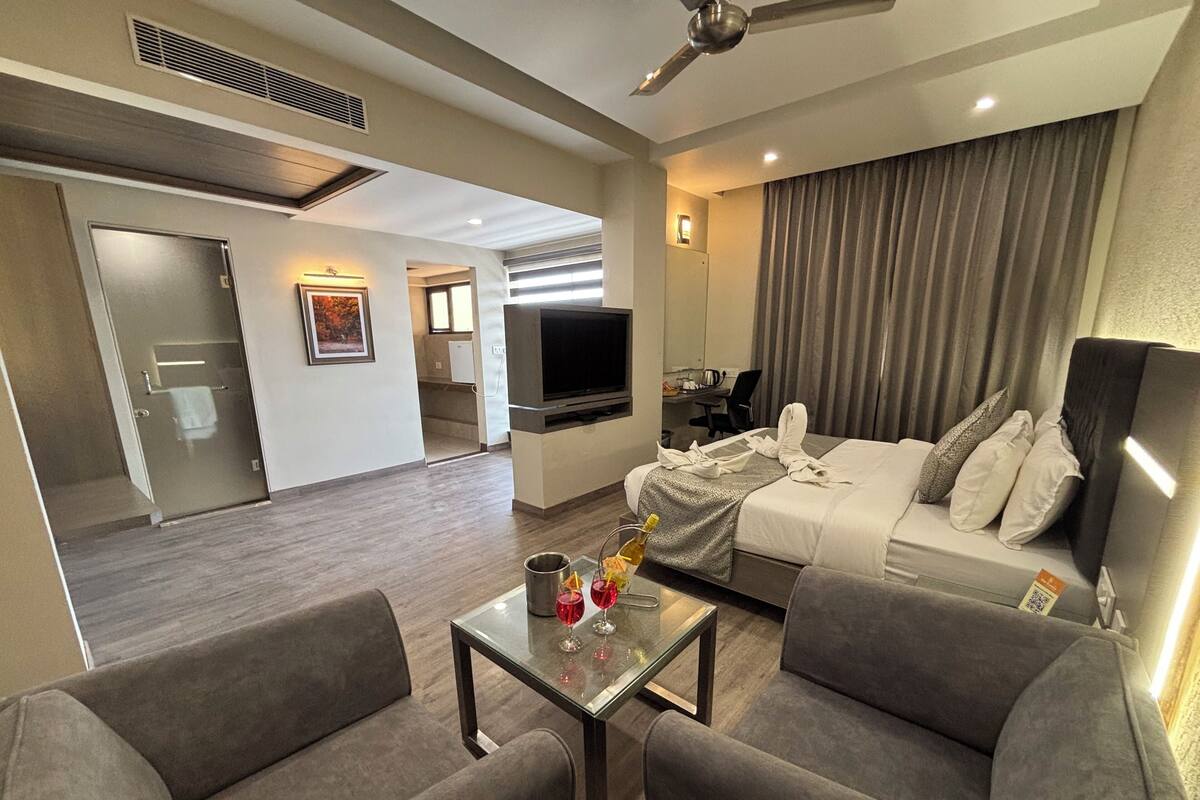 Club Room | Minibar, in-room safe, desk, laptop workspace