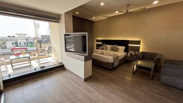 Club Room | Minibar, in-room safe, desk, laptop workspace