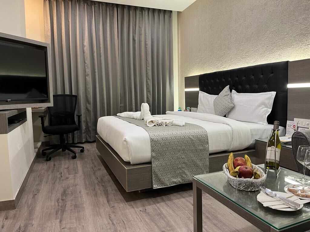 ميني بار وخزنة داخل الغرفة ومكتب ومساحة عمل للكمبيوتر المحمول