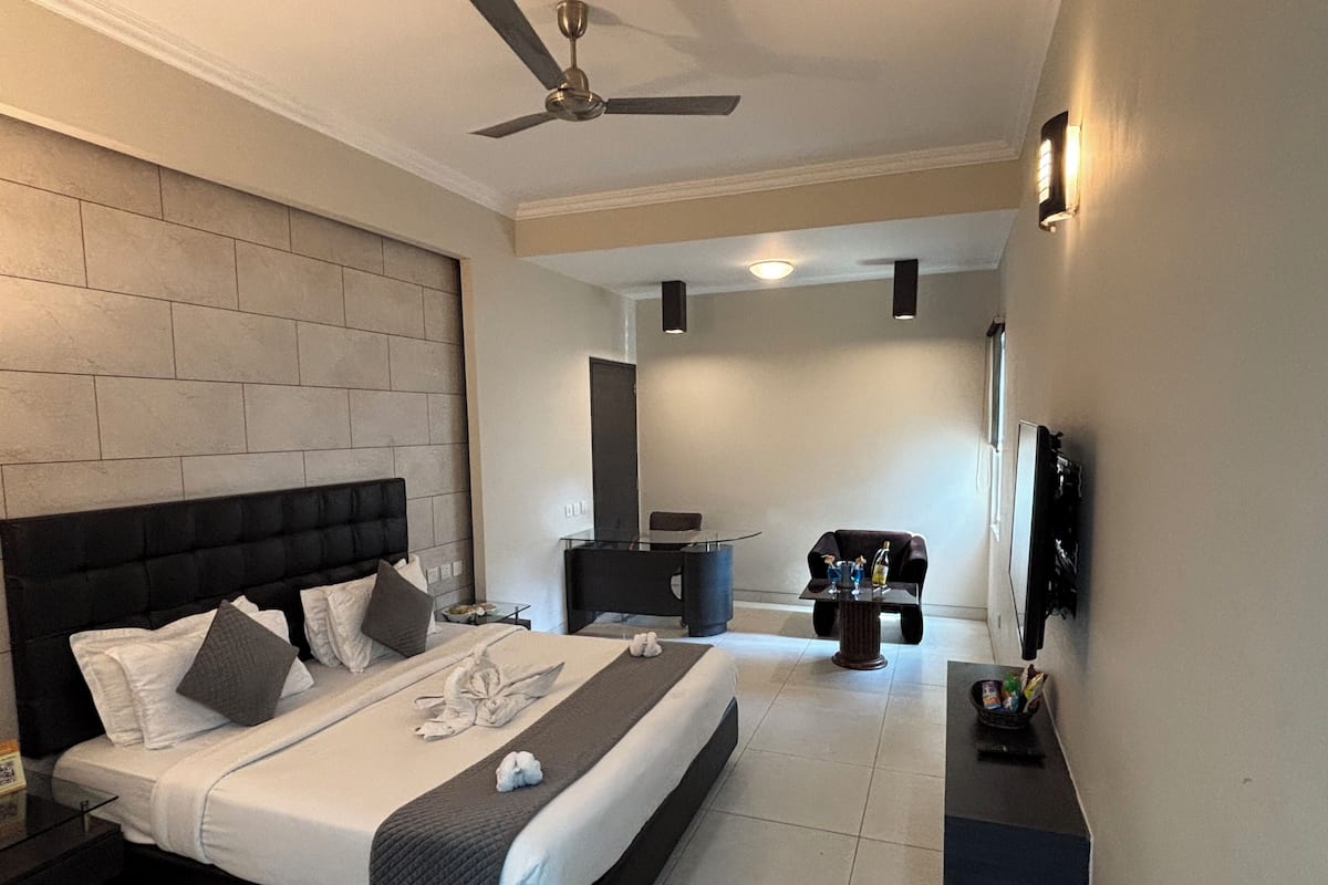 Deluxe Room | Minibar, in-room safe, desk, laptop workspace