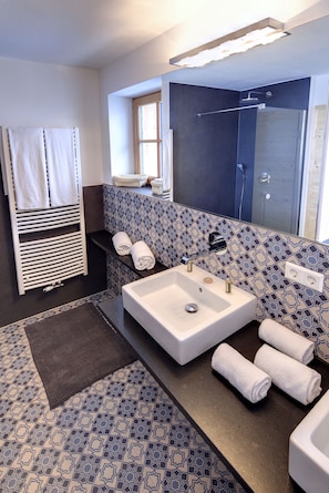 Appartement (1) | Salle de bain | Douche, douche cascade, séchoir à cheveux, serviettes fournies