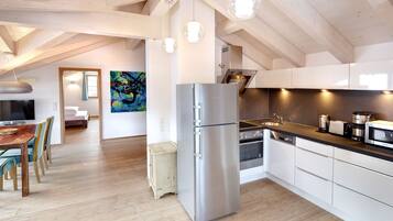 Apartment (3) | Private kitchen | Full-sized fridge, microwave, oven, stovetop