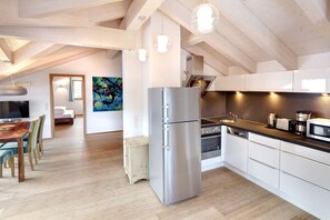 Departamento (3) | Cocina privada | Refrigerador con congelador, microondas, horno y parrilla de estufa 