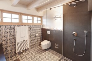 Apartment (3) | Bathroom | Shower, rainfall showerhead, hair dryer, towels - Luna Blanca Boutique Apartments (Schwangau)