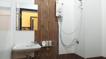 Quarto casal standard, 1 cama Queen | Banheiro | Chuveiro, chuveiro com efeito de chuva, produtos de toalete grátis