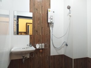 Standard dubbelrum - 1 queensize-säng | Badrum | Dusch, gratis toalettartiklar, handdukar och tvål