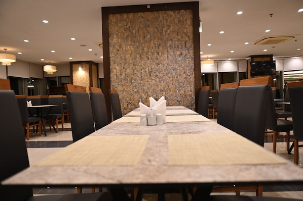 Serveert ontbijt, lunch, diner, Turkse gerechten