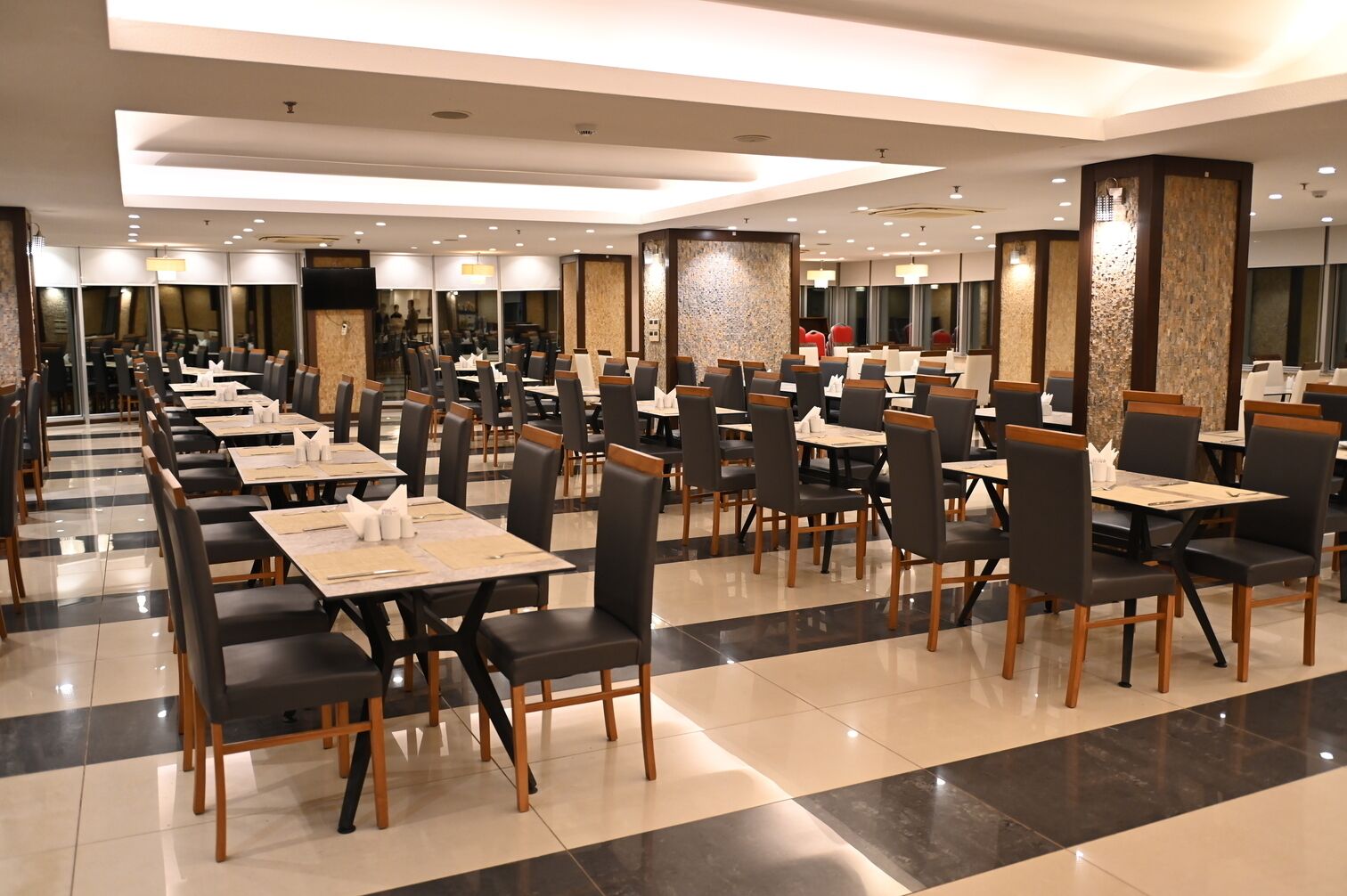 Se sirven desayunos, almuerzos y cenas; cocina turca