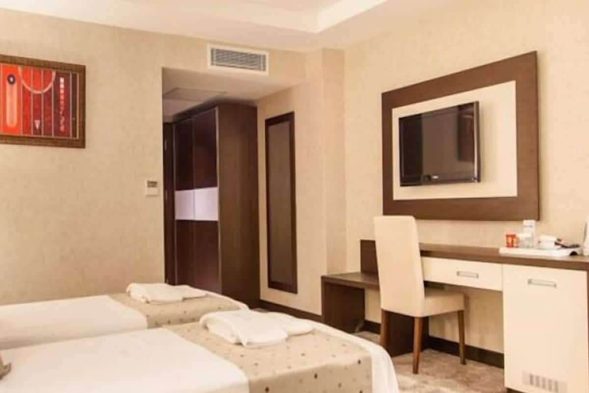 In-room safe, desk, free WiFi
