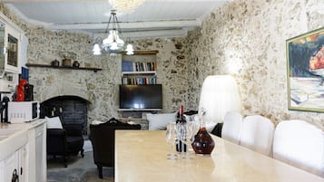 Lemari es, microwave, oven, dan kompor