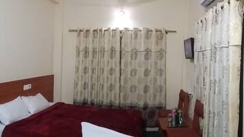 Habitación cuádruple Deluxe | Escritorio, sistema de insonorización, wifi gratis