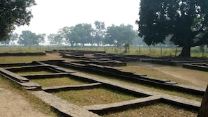 Un sitio arqueológico con estructuras de piedra y senderos.