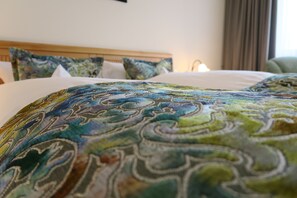 Double Room | Hypo-allergenic bedding, minibar, in-room safe, individually decorated - Hotel Waldkrug (Delbrueck)