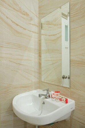 Shower, free toiletries, towels - Royal Homy Syariah (Depok)