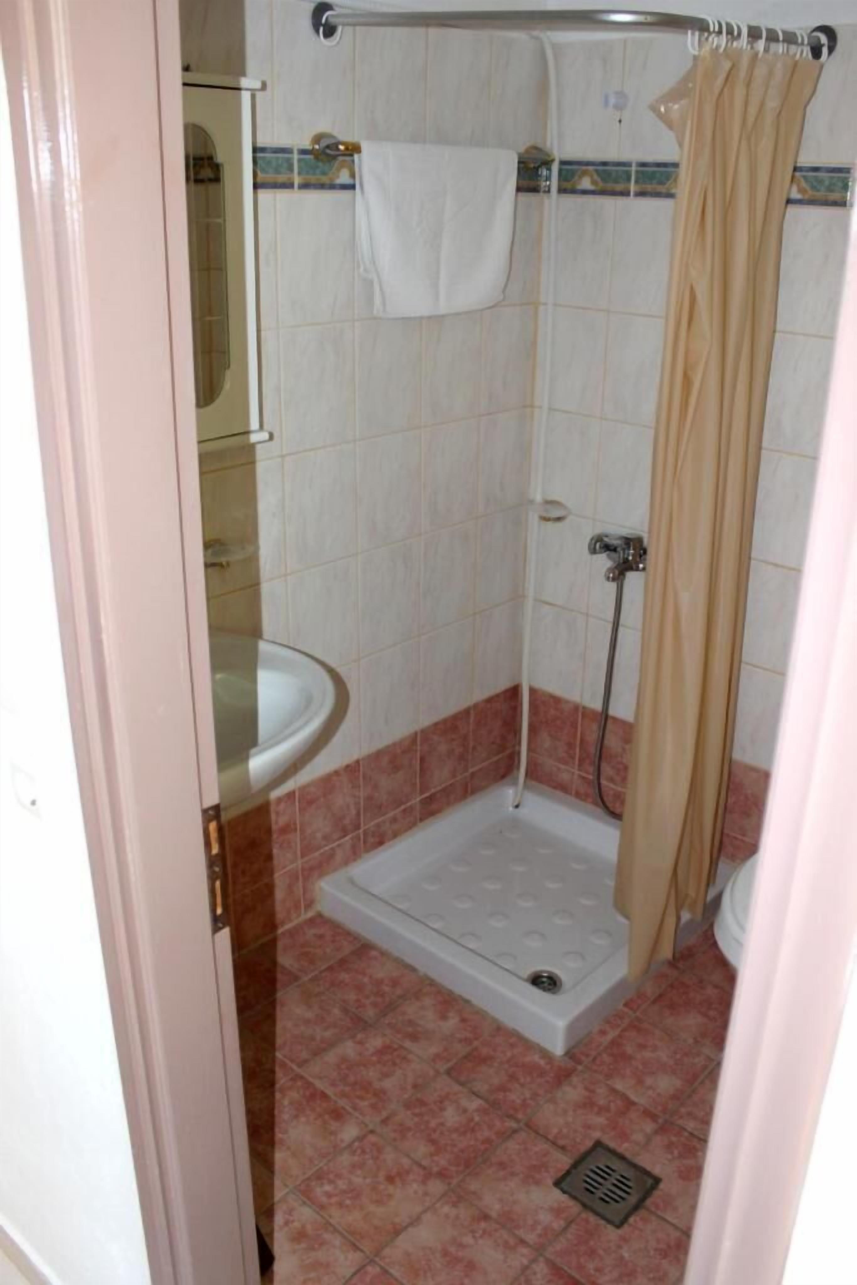 studio, sea view | bathroom | shower, towels