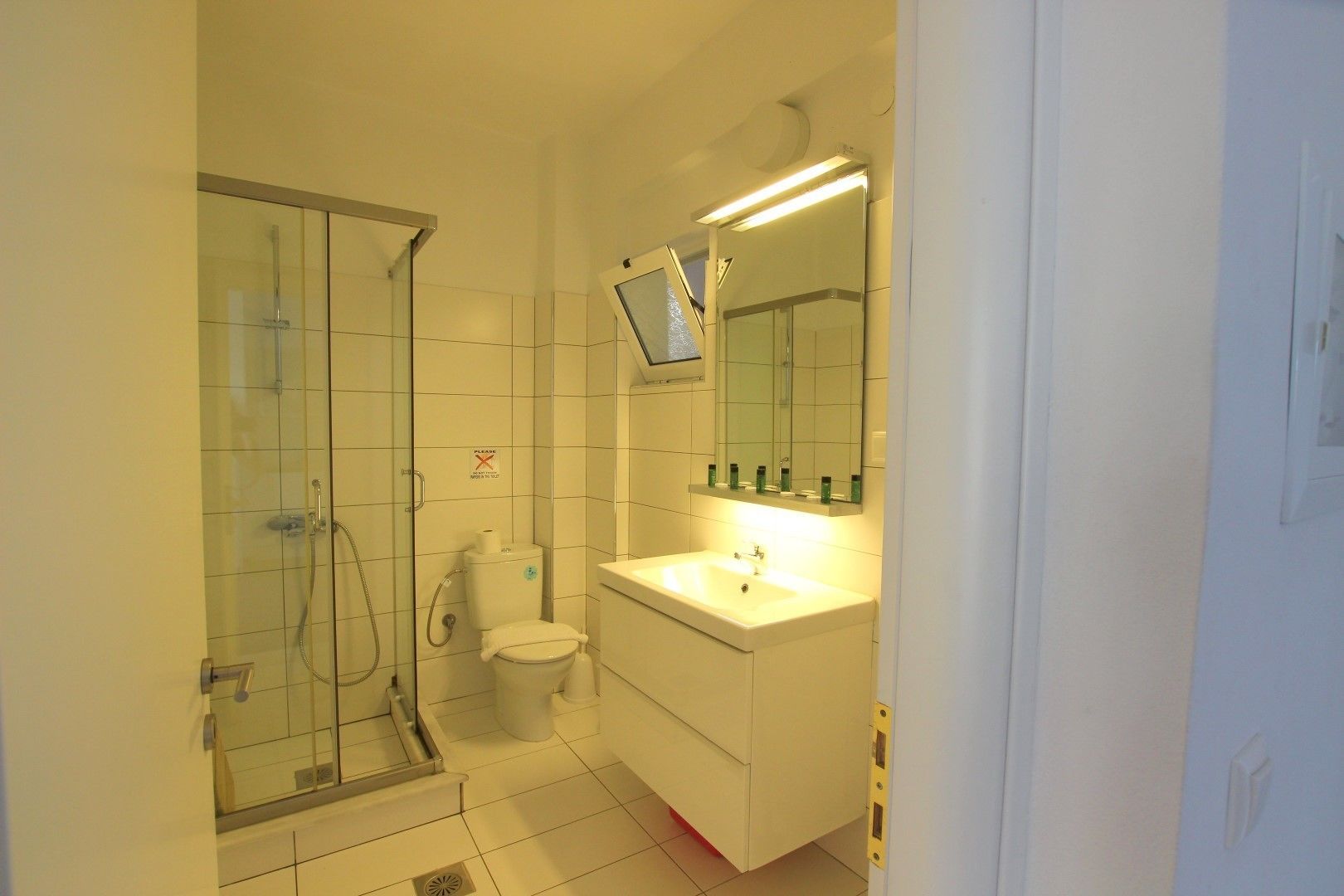 superior apartment, 2 bedrooms, sea view | bathroom | shower, towels