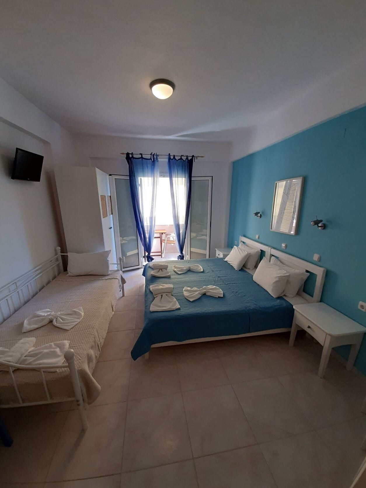 triple room | in-room safe, iron/ironing board, free wifi, bed sheets