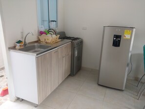 Family Apartment, 2 Bedrooms | Private kitchen | Fridge, stovetop, dishwasher, cookware/dishes/utensils - Apartamento Taganga (Santa Marta)