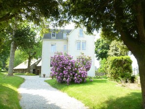 Front of property - Château Bily Chambres d'hôtes (La Cheze)