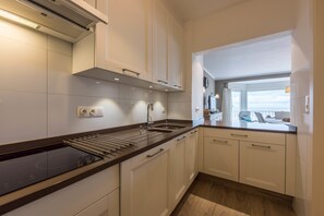 Appartement, 2 slaapkamers | Privékeuken | Een koelkast, een magnetron, een oven, een vaatwasser