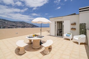 Outdoor dining - Jasmineiro I, sea and mountain views (Funchal)