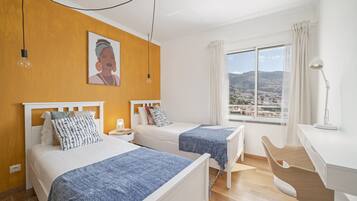 3 slaapkamers, een strijkplank/strijkijzer, wifi, beddengoed