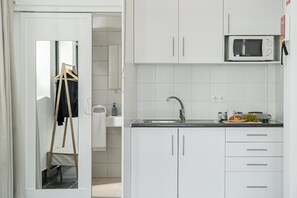 Frigorífico, microondas, horno y placa de cocina