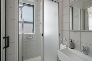Shower, hair dryer, towels
