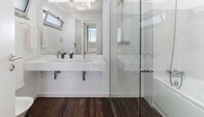 Baignoire, sèche-cheveux, bidet, serviettes fournies