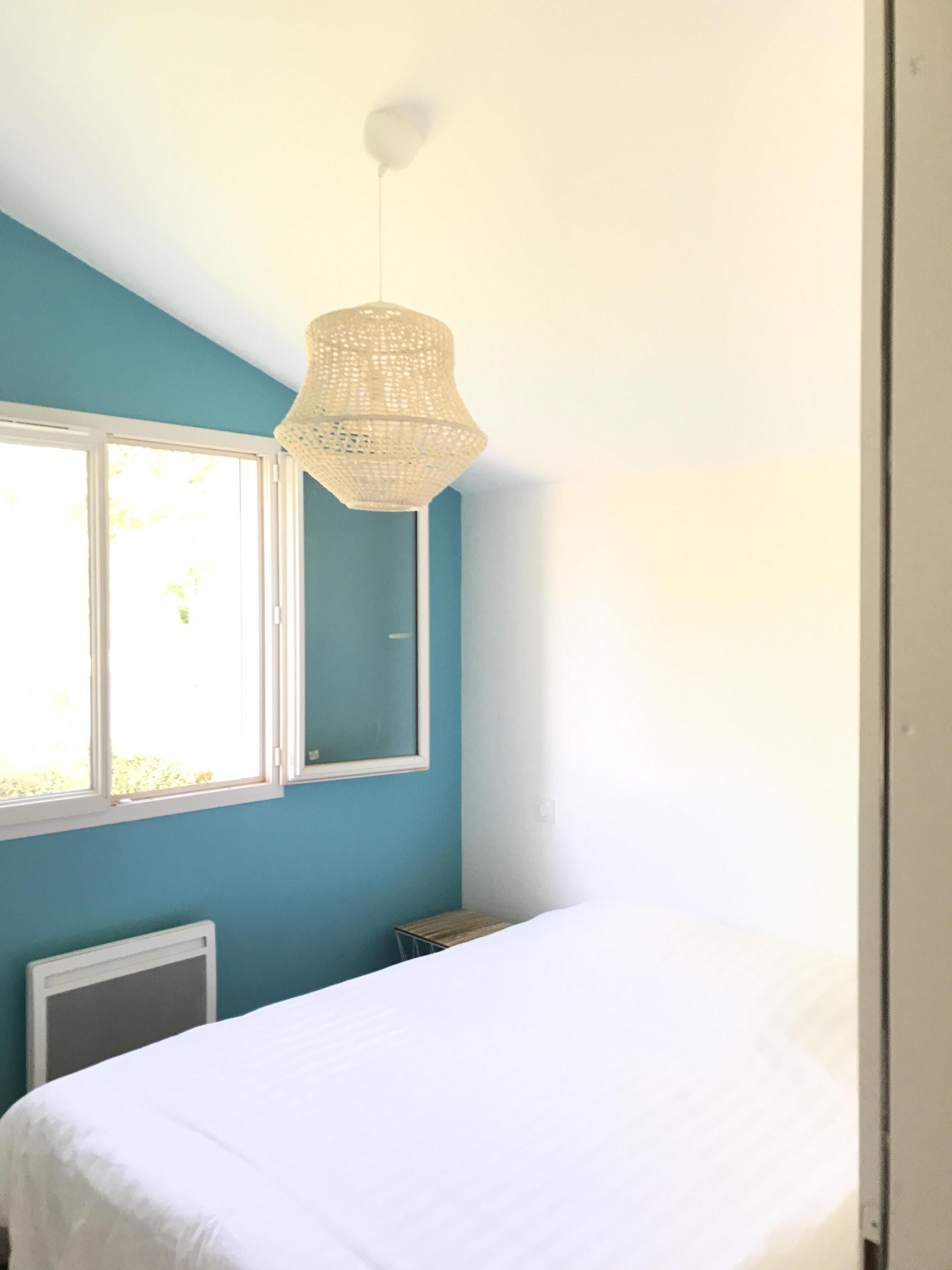 4 habitaciones, tabla de planchar con plancha y cuna de viaje 