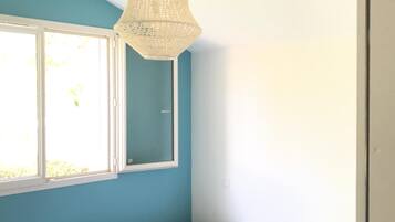 4 habitaciones, tabla de planchar con plancha y cuna de viaje