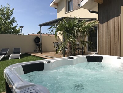 Air-conditioned Kauai house with jacuzzi and garden near beach and shops