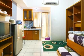 Studio Standard | 1 bedroom, desk, iron/ironing board, bed sheets