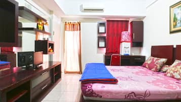 Studio Deluxe | Desk, iron/ironing board, bed sheets