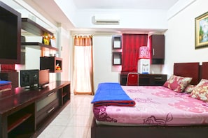 Deluxe Room | Desk, iron/ironing board, bed sheets