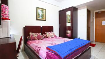 Kamar Deluks | Meja kerja, setrika/meja setrika, dan seprai linen