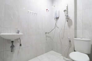 Een badkamer met een wastafel, toilet en douche.
