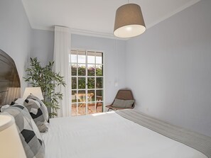 3 slaapkamers, een strijkplank/strijkijzer, wifi, beddengoed