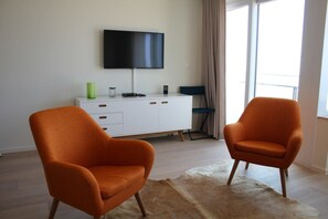 Appartement, 2 slaapkamers, keuken | Woonkamer | Flatscreentelevisie
