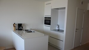 Cafetera/tetera, refrigerador, microondas, horno